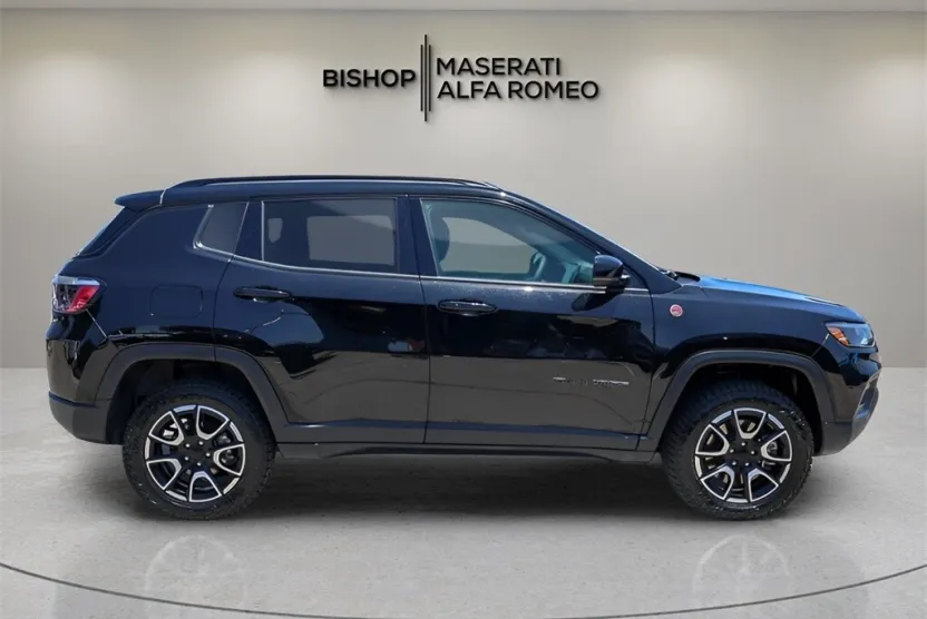 2024 Jeep Compass Trailhawk photo 1