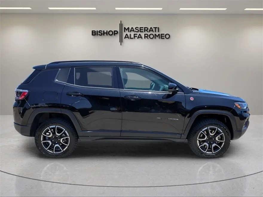 2024 Jeep Compass Trailhawk photo 1