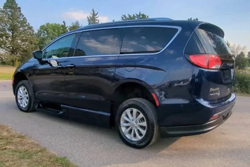 2019 Chrysler Pacifica Touring L photo 1