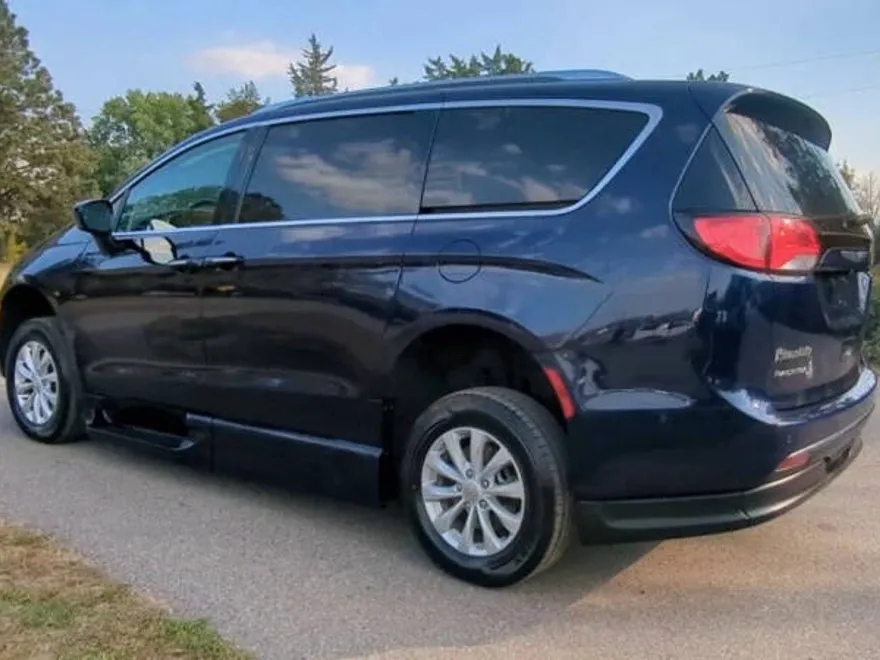 2019 Chrysler Pacifica Touring L photo 1