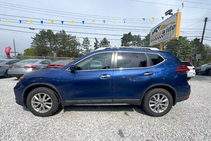 2017 Nissan Rogue SV photo 1