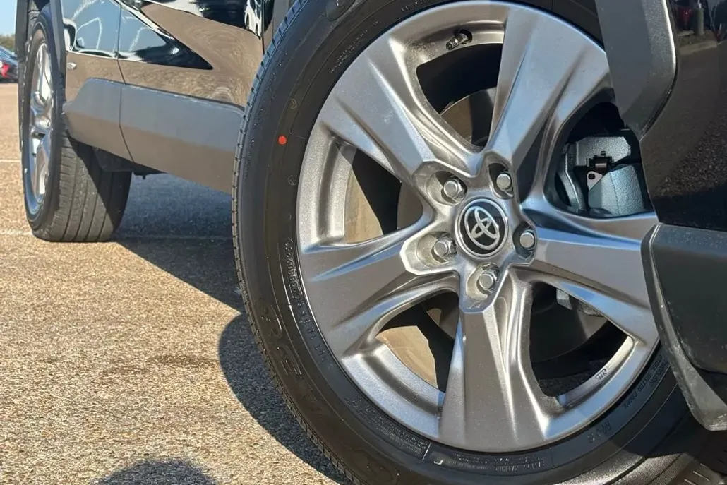 2025 Toyota RAV4 Hybrid LE photo 1