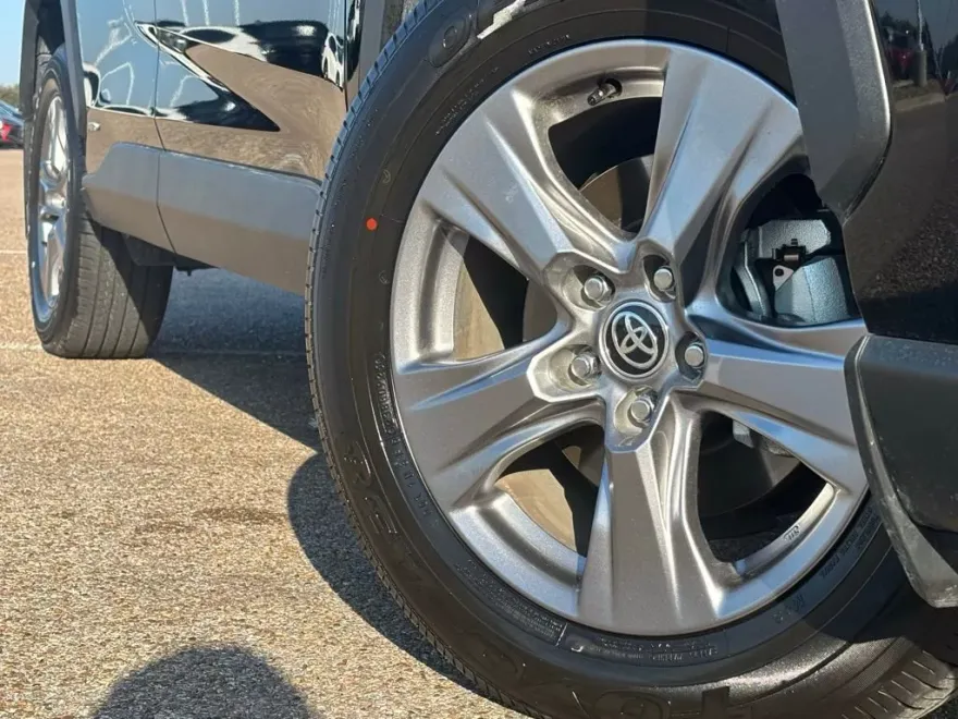 2025 Toyota RAV4 Hybrid LE photo 1
