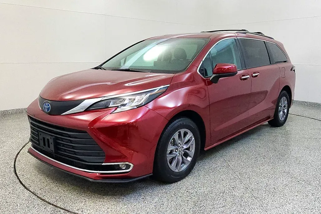 2022 Toyota Sienna XLE photo 1