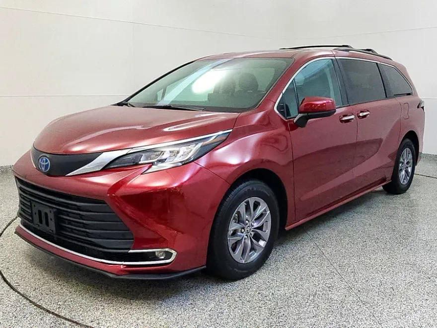 2022 Toyota Sienna XLE photo 1