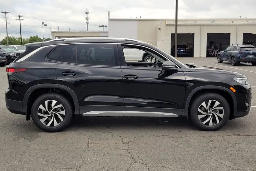 2025 Volkswagen Tiguan S photo 1