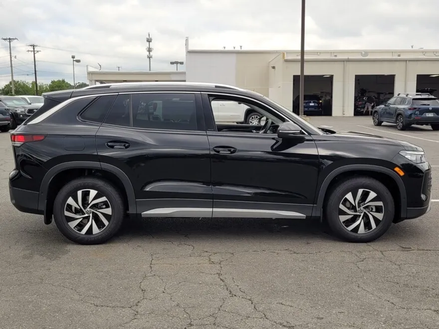 2025 Volkswagen Tiguan S photo 1