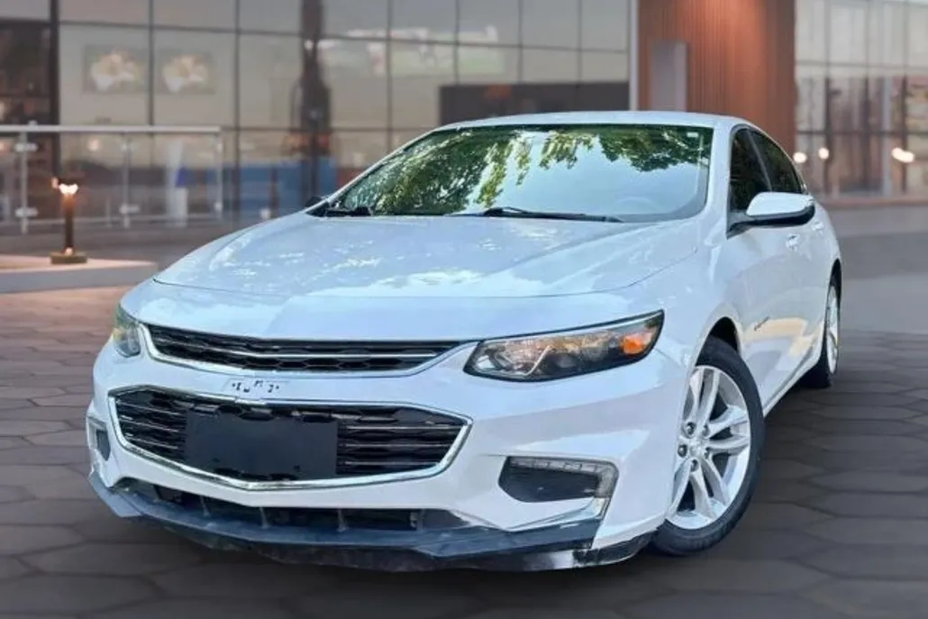 2017 Chevrolet Malibu 1LT photo 1
