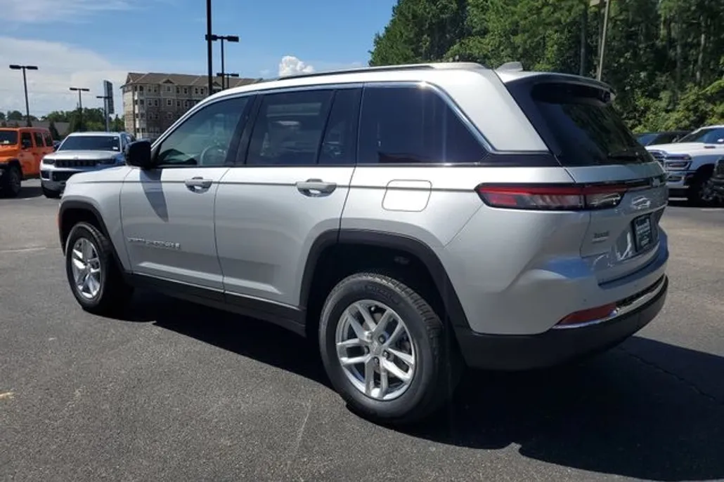 2025 Jeep Grand Cherokee Laredo photo 1