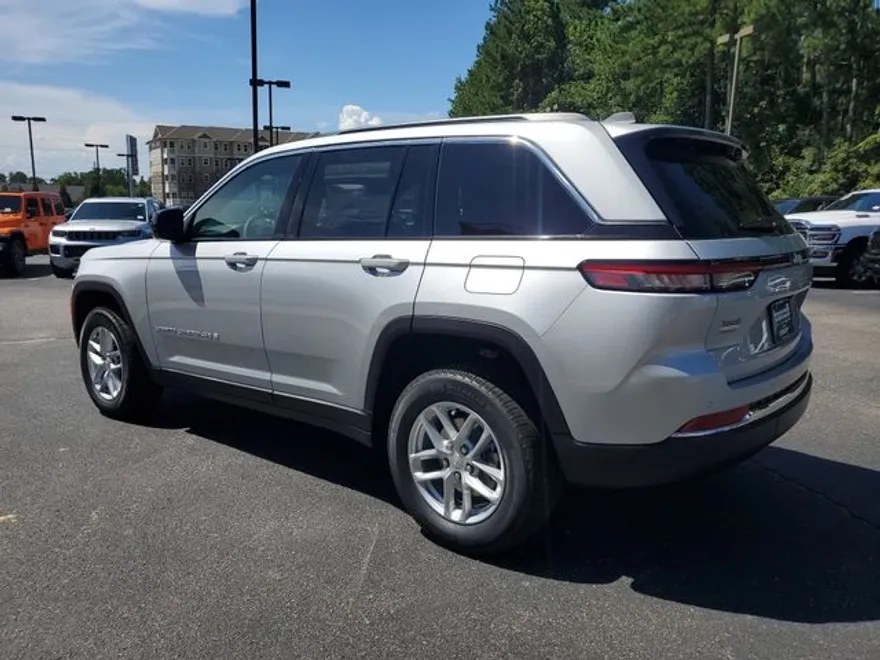 2025 Jeep Grand Cherokee Laredo photo 1