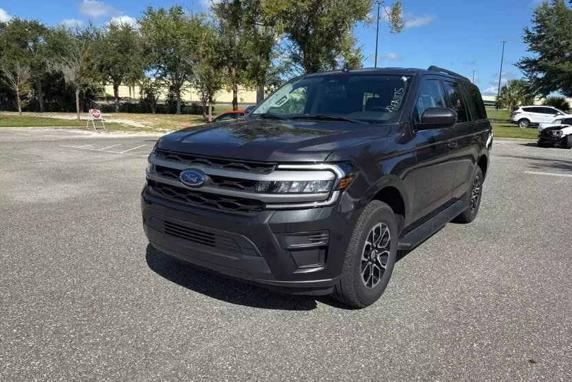 2024 Ford Expedition XLT photo 1