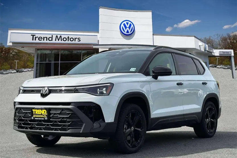 2025 Volkswagen Taos SE photo 1