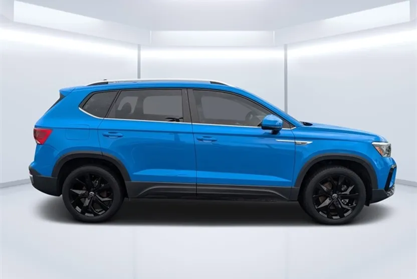 2023 Volkswagen Taos SE photo 1
