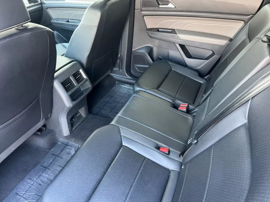 2022 Volkswagen Atlas Cross Sport V6 SE Technology photo 1