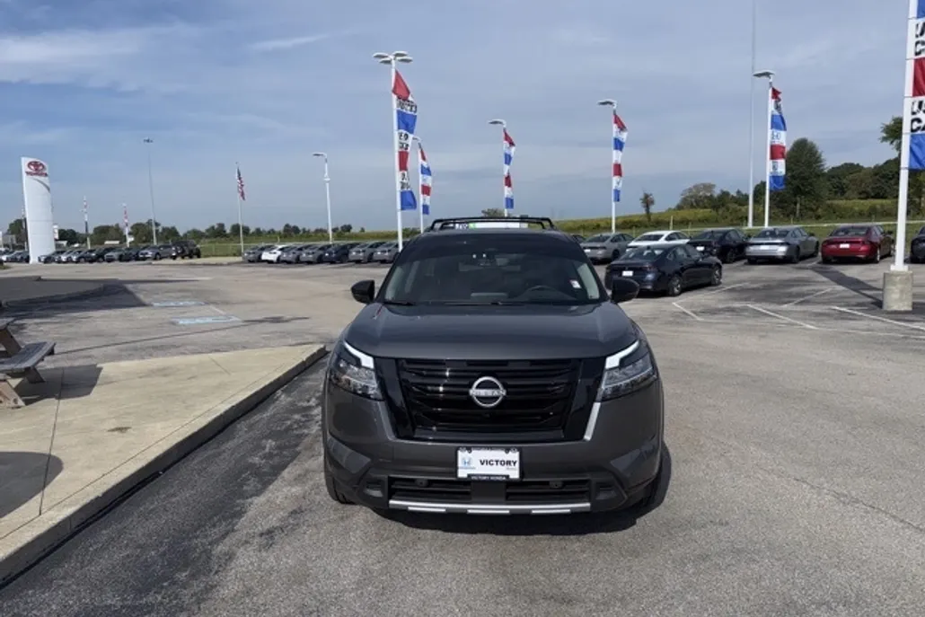 2023 Nissan Pathfinder Platinum photo 1