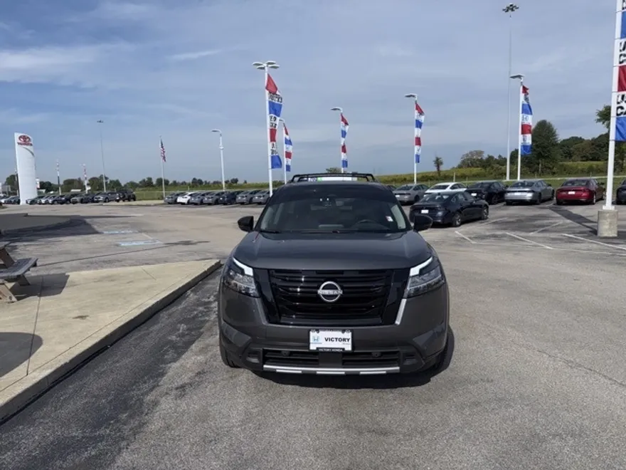 2023 Nissan Pathfinder Platinum photo 1