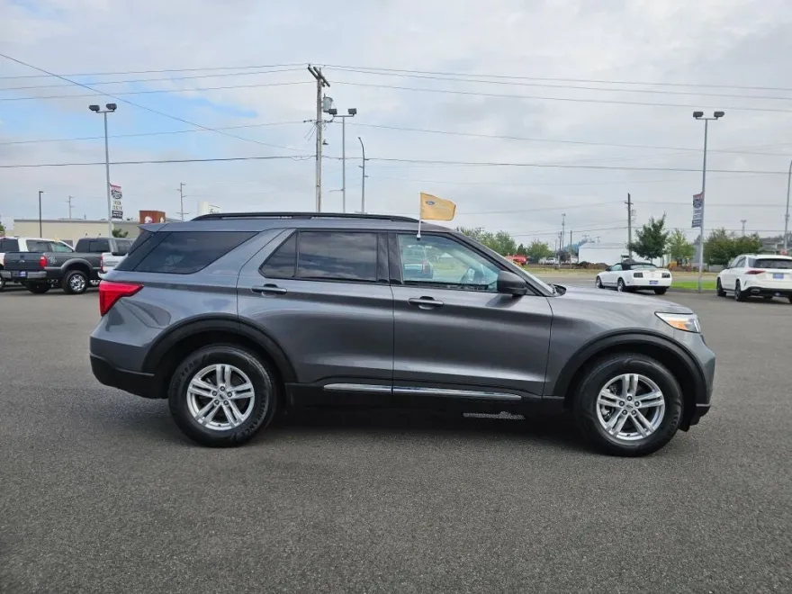 2024 Ford Explorer XLT photo 1