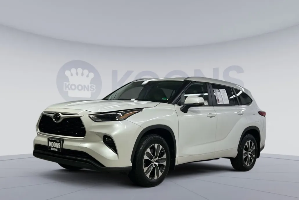 2023 Toyota Highlander XLE photo 1