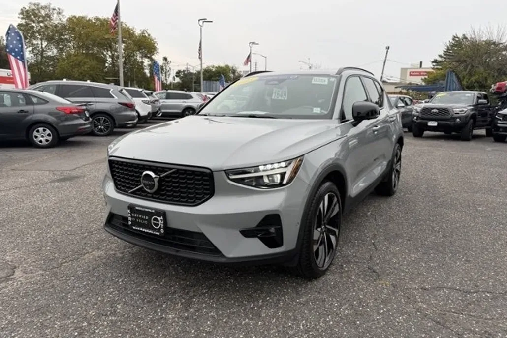 2025 Volvo XC40 photo 1
