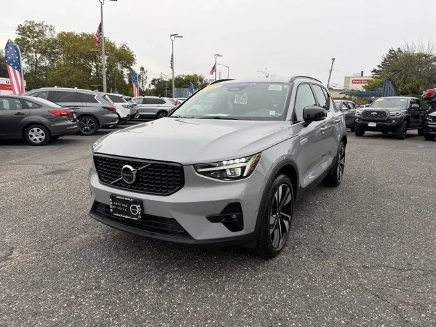 2025 Volvo XC40 photo 1