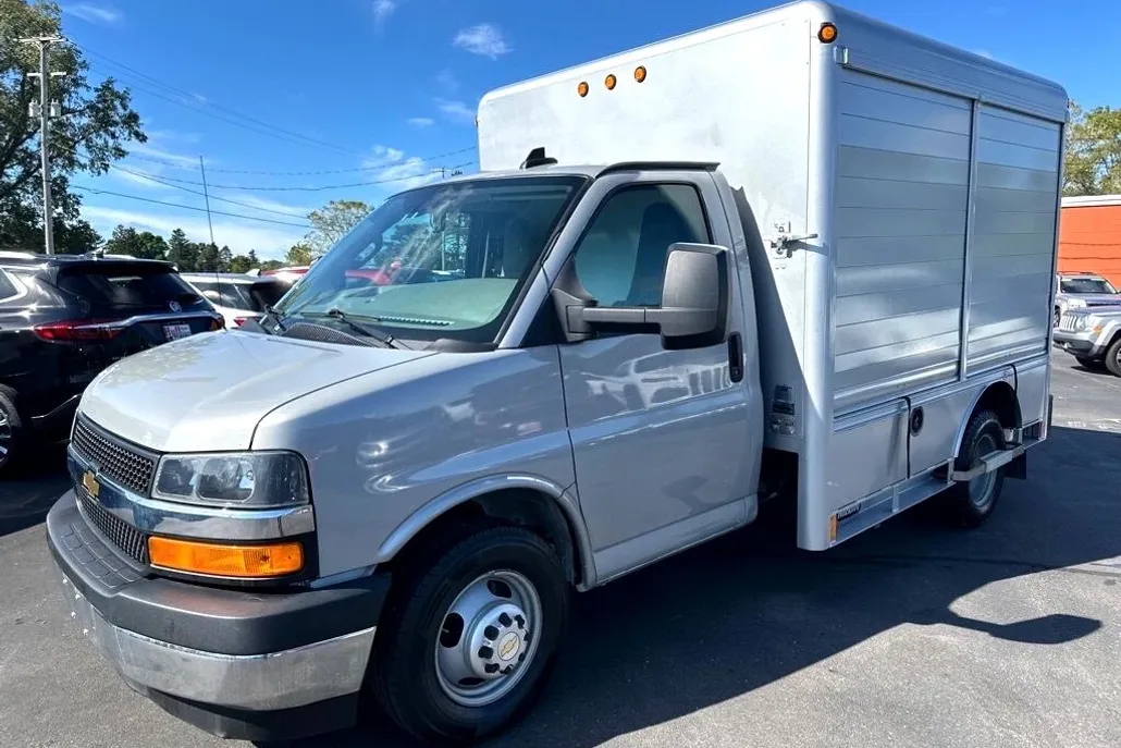 2017 Chevrolet Express Cutaway 3500 Van photo 1