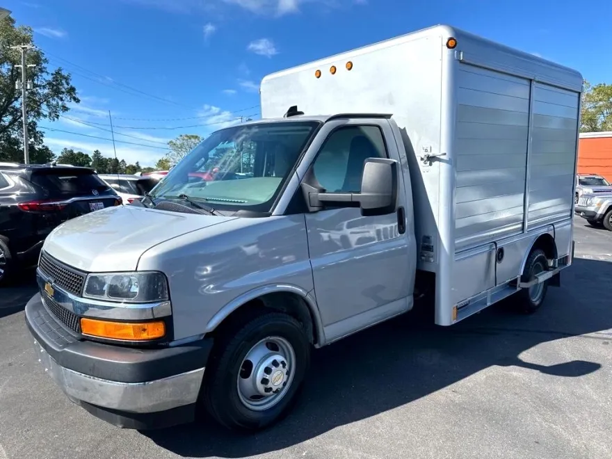2017 Chevrolet Express Cutaway 3500 Van photo 1