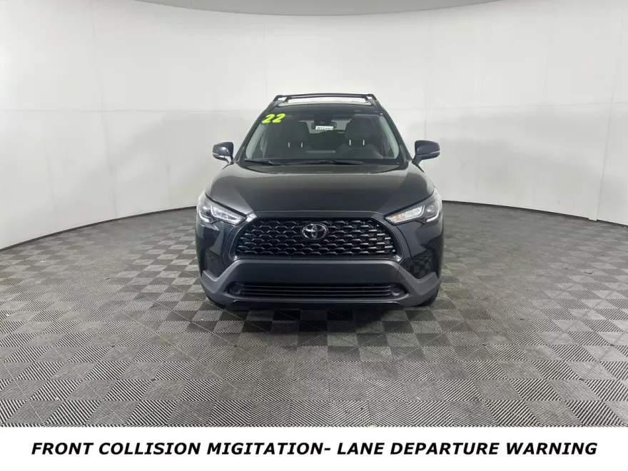 2022 Toyota Corolla Cross LE photo 1
