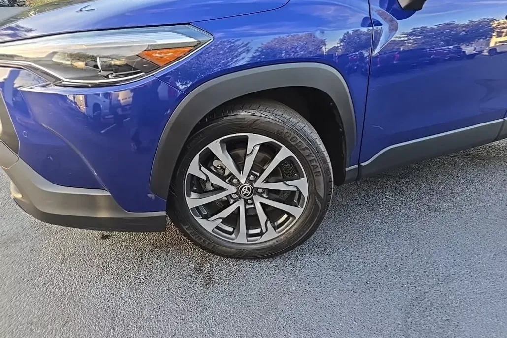 2022 Toyota Corolla Cross XLE photo 1