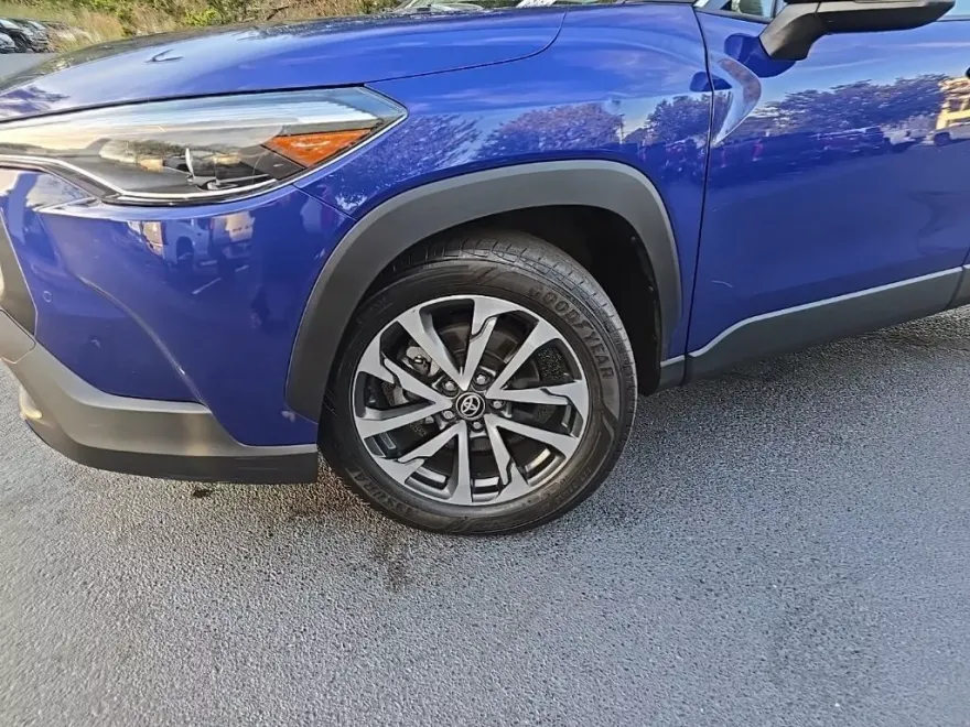2022 Toyota Corolla Cross XLE photo 1