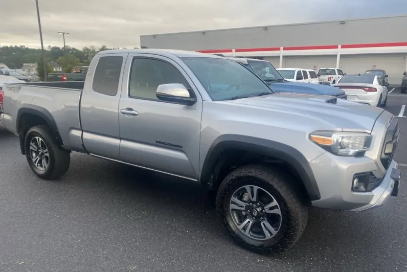 2017 Toyota Tacoma TRD Sport photo 1