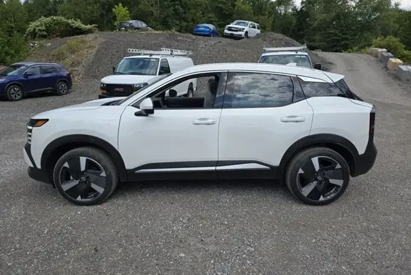 2025 Nissan Kicks SR photo 1