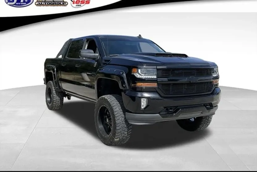 2017 Chevrolet Silverado 1500 LT photo 1