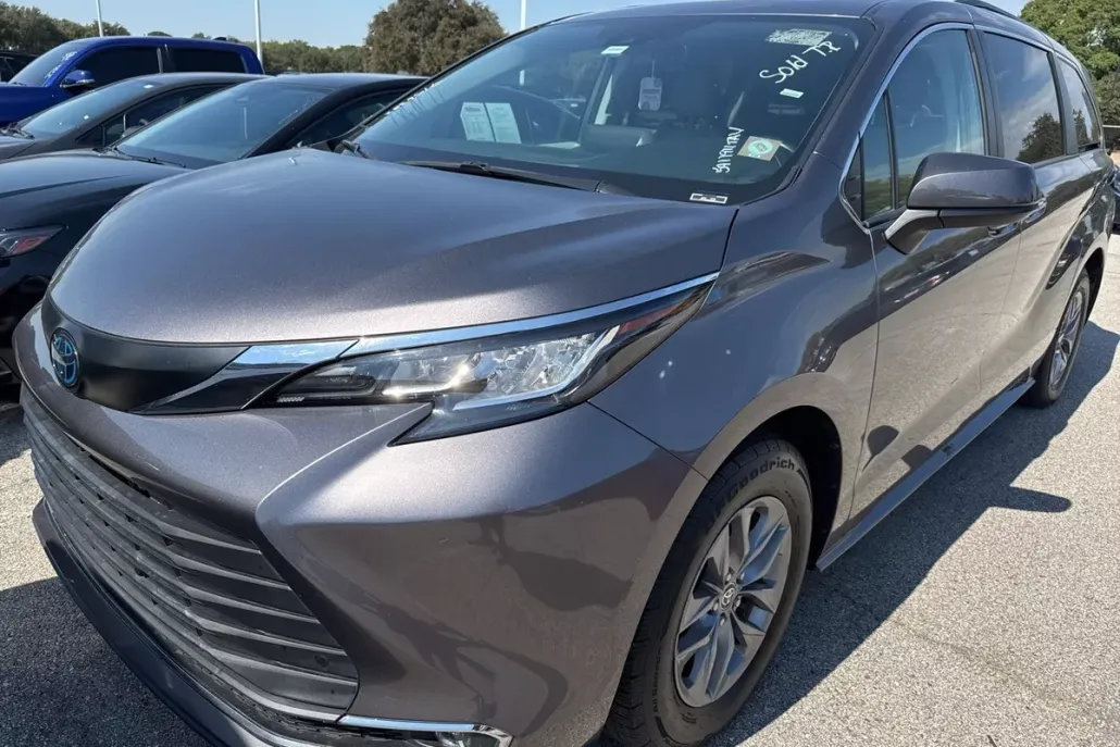 2022 Toyota Sienna XLE photo 1