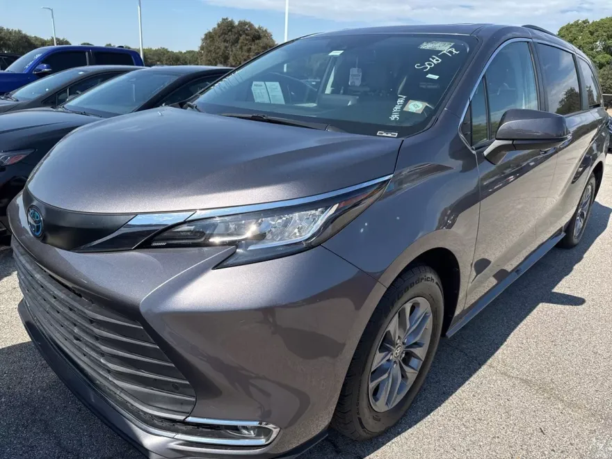 2022 Toyota Sienna XLE photo 1