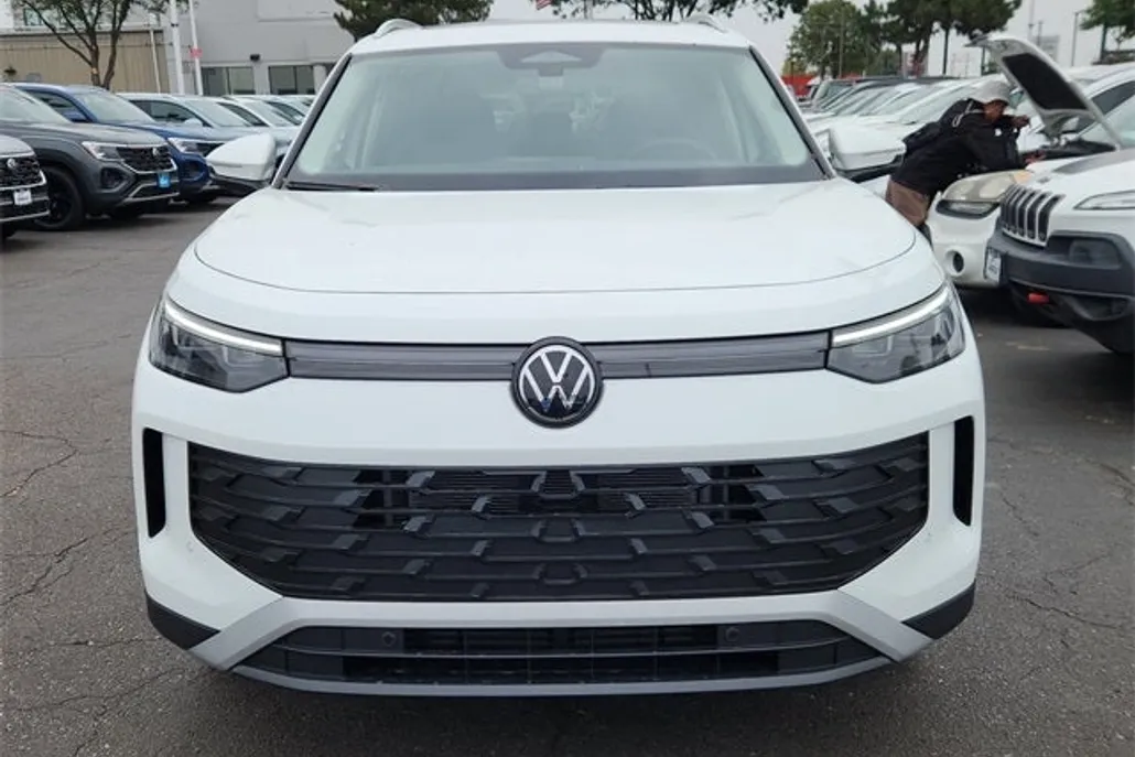 2025 Volkswagen Tiguan SE photo 1