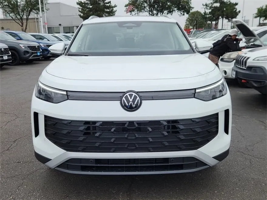 2025 Volkswagen Tiguan SE photo 1