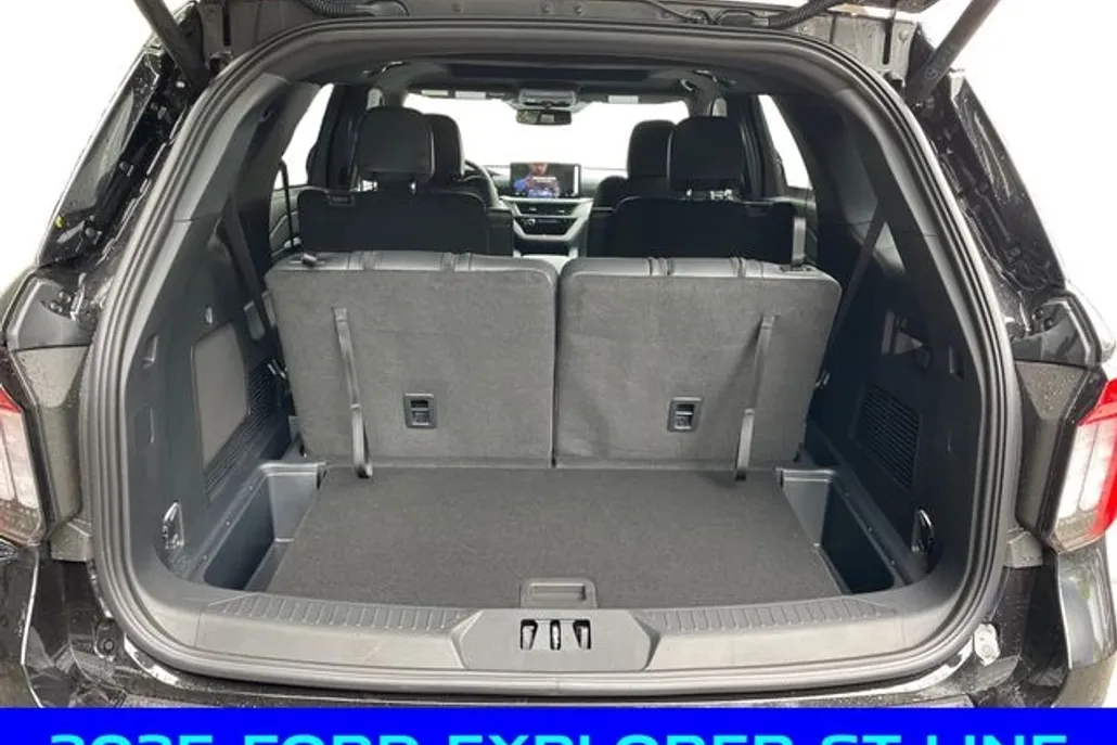 2025 Ford Explorer ST-Line photo 1