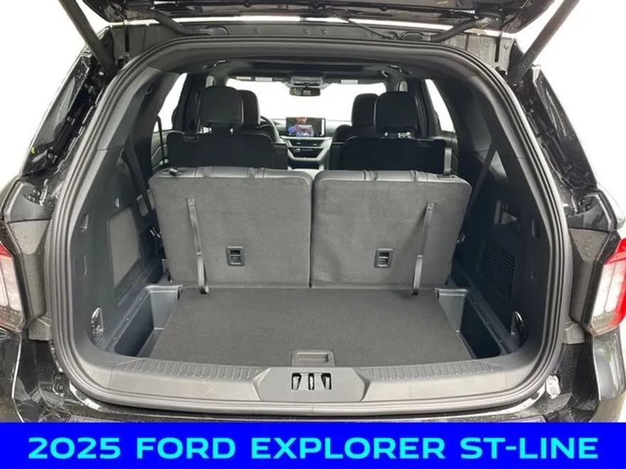 2025 Ford Explorer ST-Line photo 1