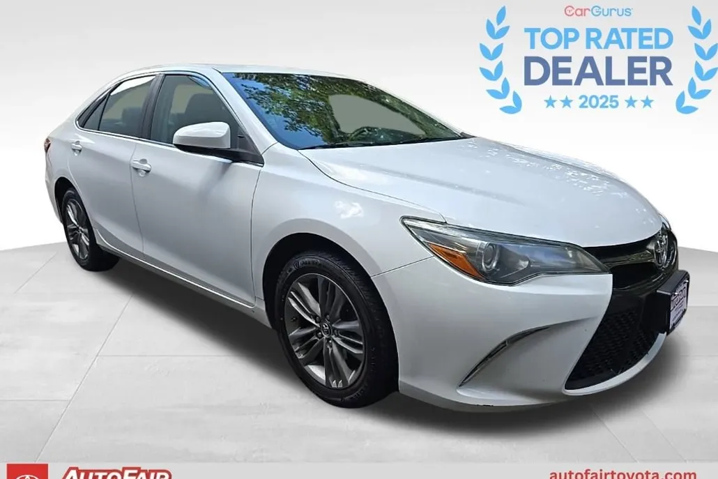 2016 Toyota Camry SE photo 1