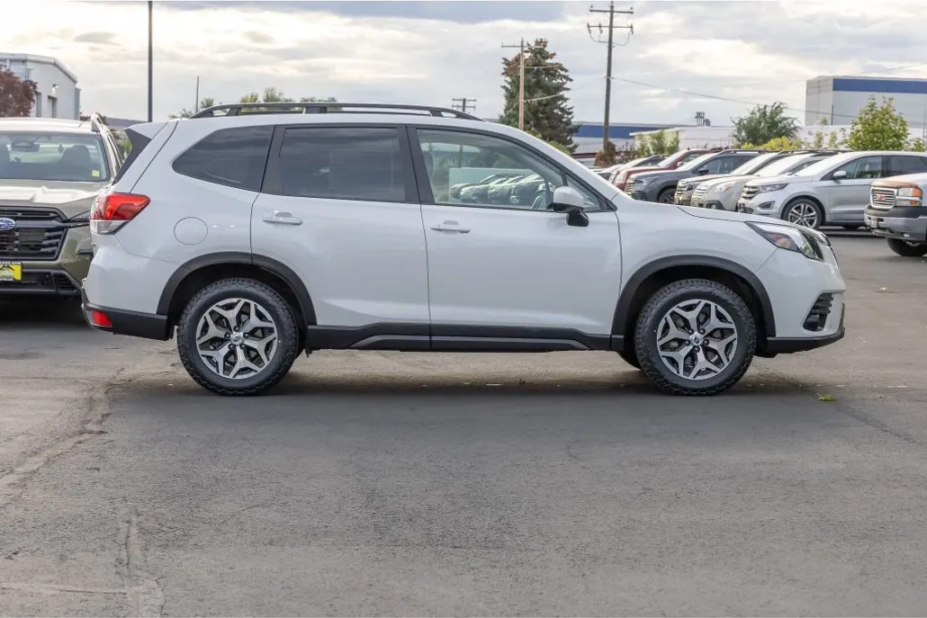 2022 Subaru Forester Premium photo 1
