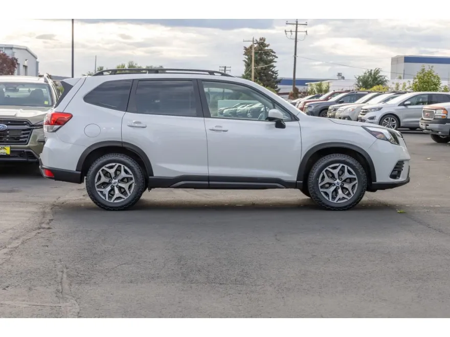 2022 Subaru Forester Premium photo 1