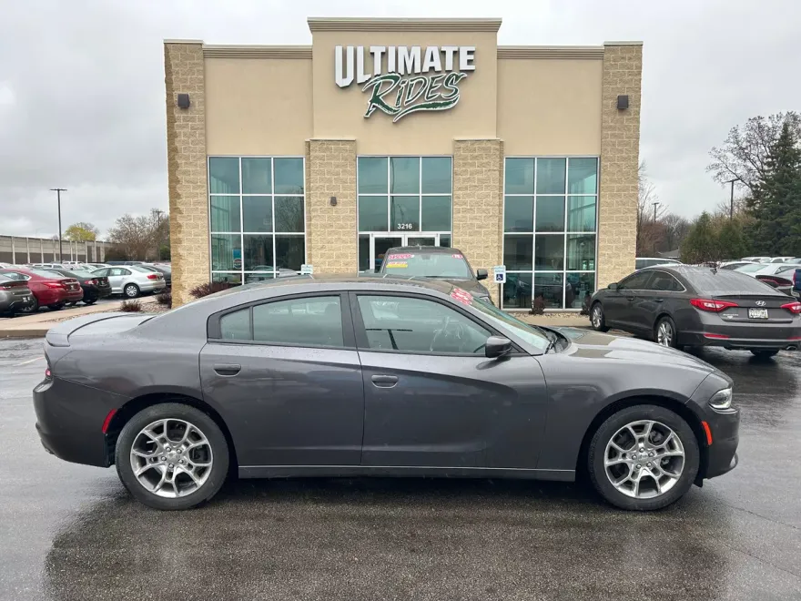 2015 Dodge Charger SXT photo 1