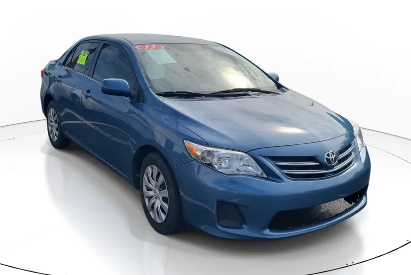 2013 Toyota Corolla LE photo 1