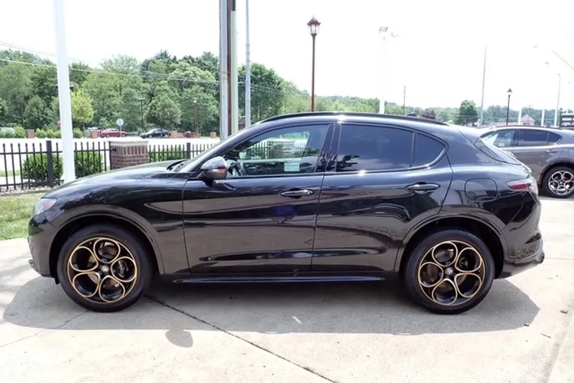2025 Alfa Romeo Stelvio Sprint Base photo 1