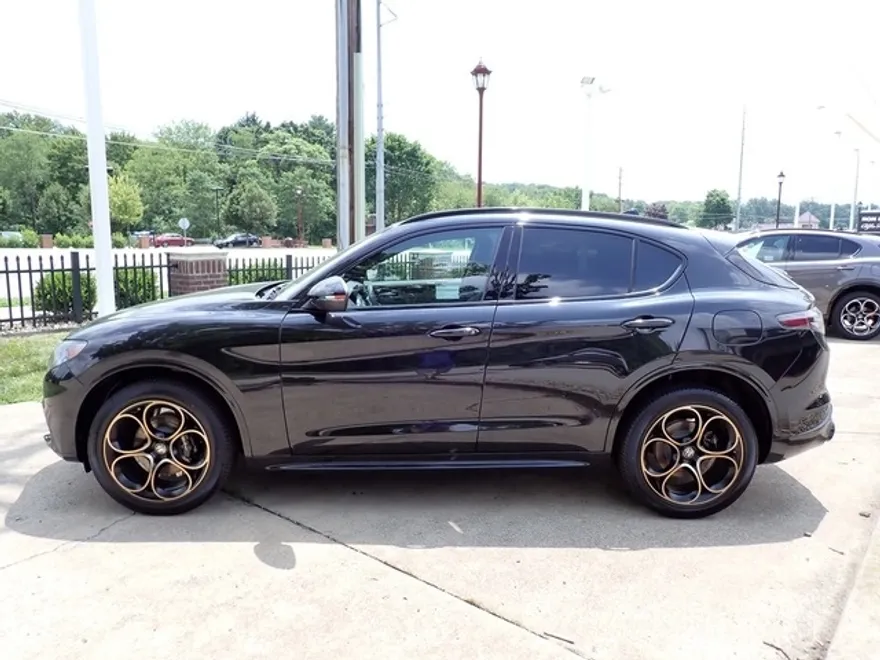 2025 Alfa Romeo Stelvio Sprint Base photo 1