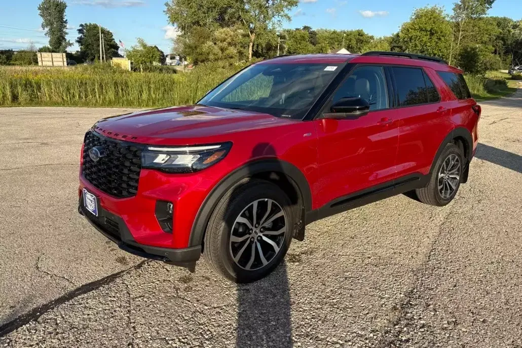 2025 Ford Explorer ST-Line photo 1