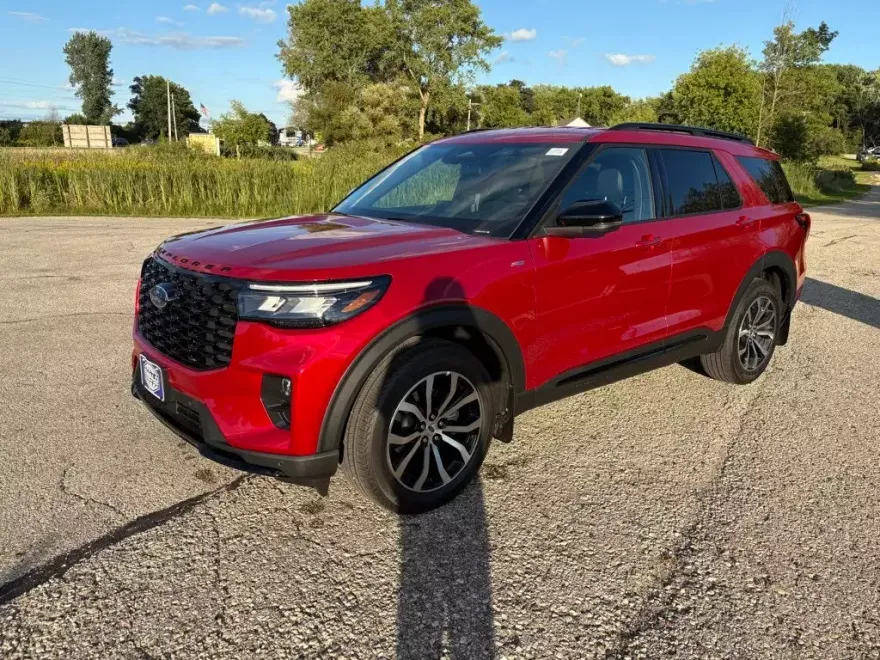2025 Ford Explorer ST-Line photo 1