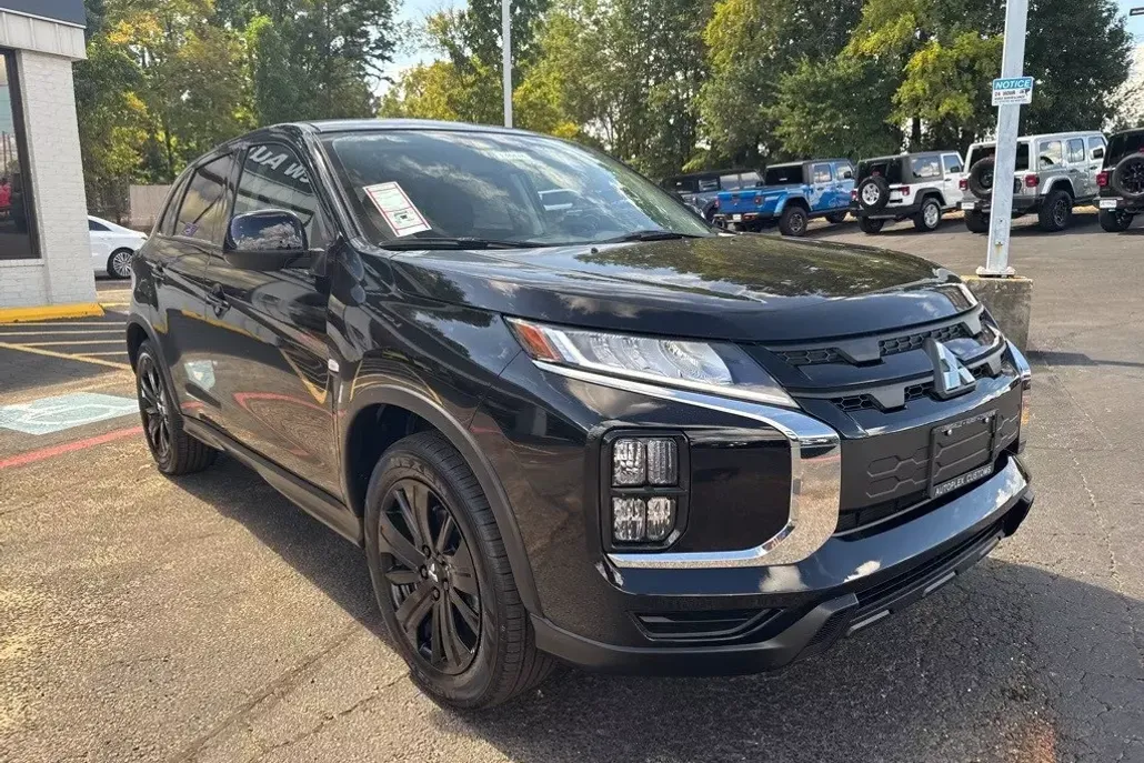 2025 Mitsubishi Outlander Sport LE photo 1