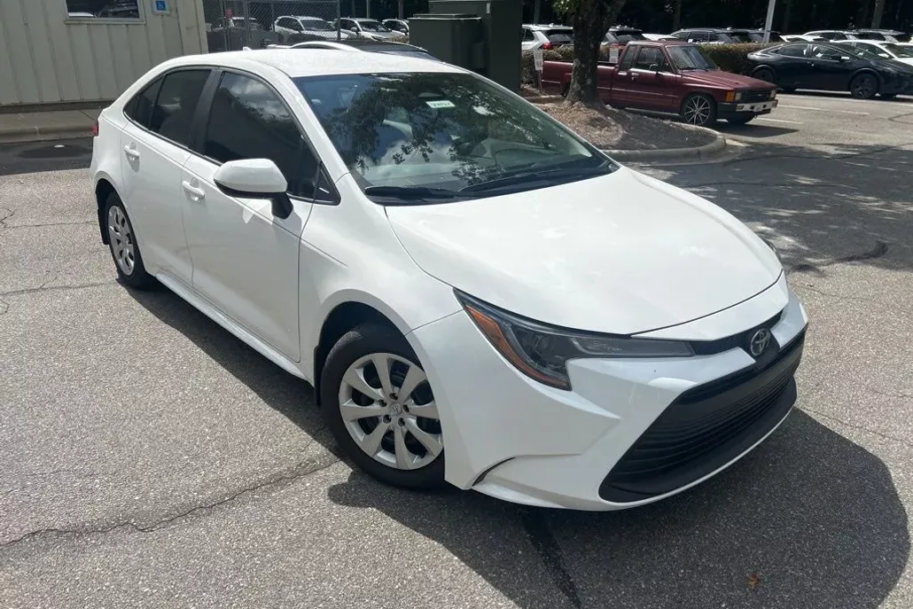 2025 Toyota Corolla LE photo 1