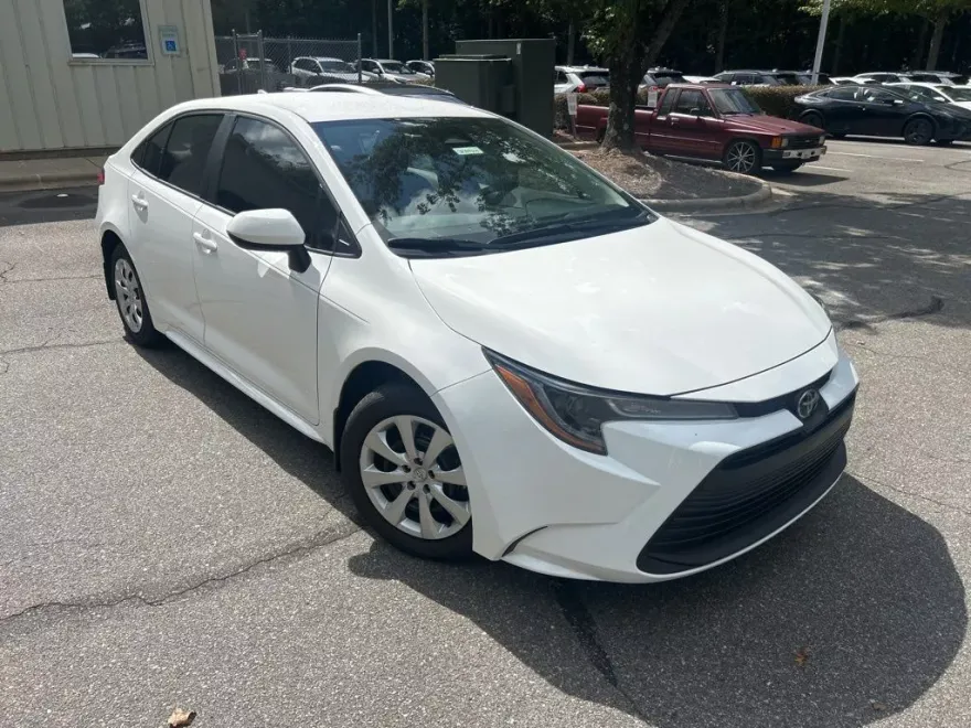 2025 Toyota Corolla LE photo 1